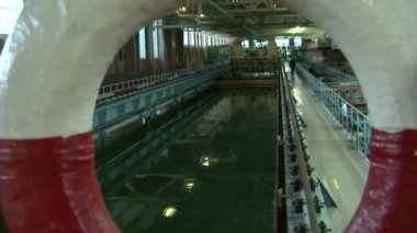 Havuzda bir gemi modeli sınama