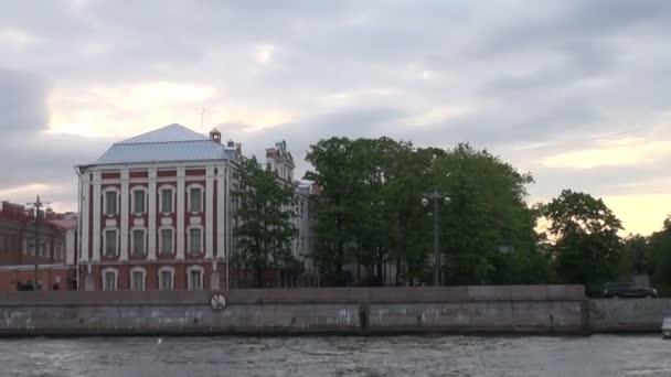 Het gebouw van de 12 kamers in Sint-petersburg. Rusland. — Stockvideo