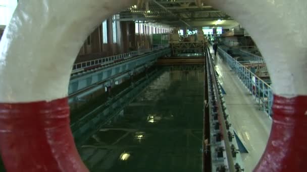 Test du modèle d'un navire dans la piscine 