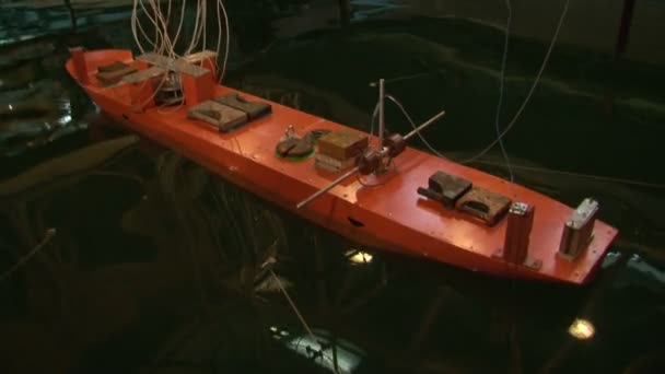 プール内の船のモデルをテスト — ストック動画