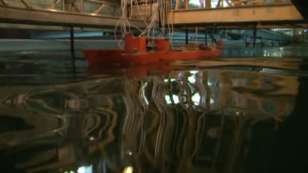 Probando el modelo de un barco en la piscina — Vídeos de Stock