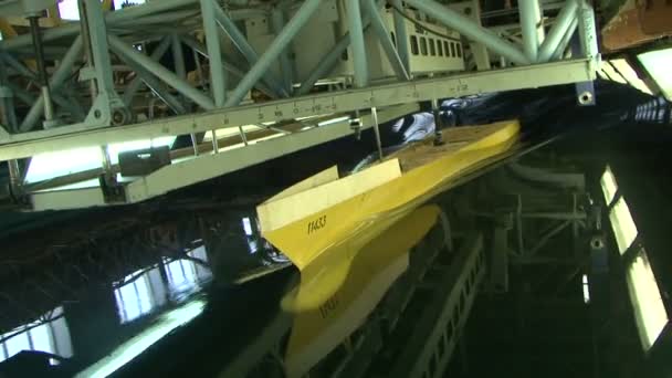 プール内の船のモデルをテスト — ストック動画
