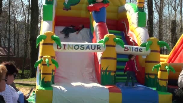 Crianças em um trampolim inflável — Vídeo de Stock
