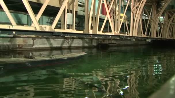在池中测试的一艘船的模型 — 图库视频影像