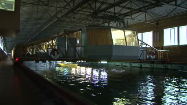A piscina de testes para modelos de navios . — Vídeo de Stock