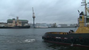 Tug-tekne nehirde yüzüyor..