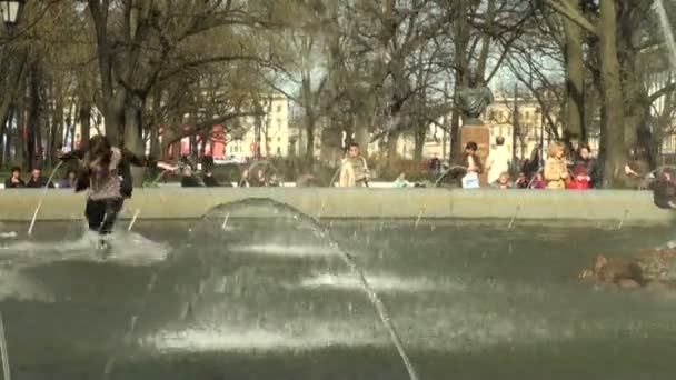 Girls bathe in the fountain — Stock Video