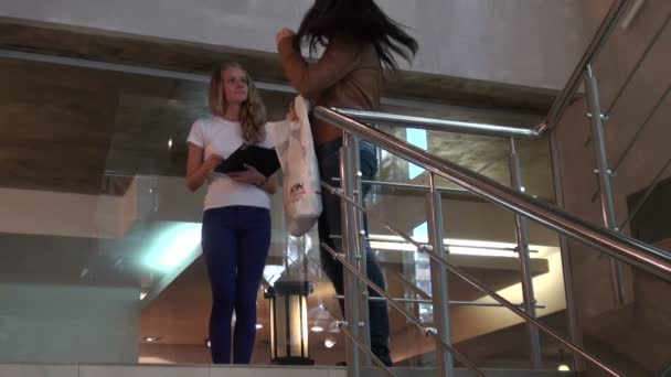 Το κορίτσι στις σκάλες στο επιχειρηματικό κέντρο — Αρχείο Βίντεο