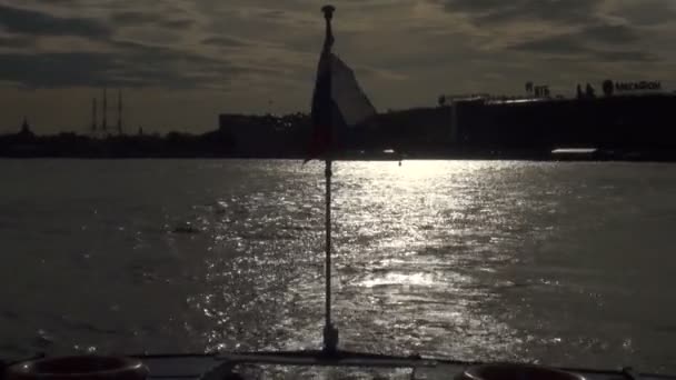 Bandeira russa no barco — Vídeo de Stock