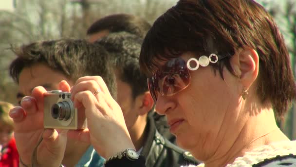 Nő egy fényképezőgéppel a kezében, az utca — Stock videók