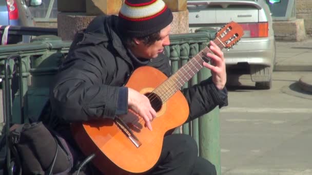 Gitarristen spelar på gatan — Stockvideo