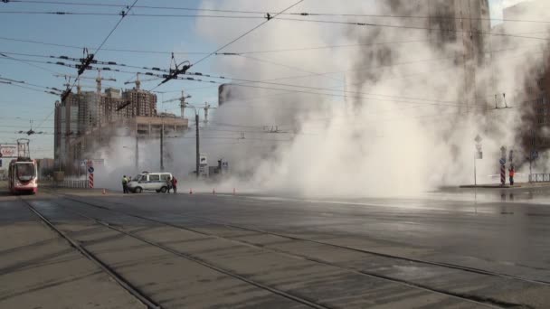 El accidente, derrama el agua caliente en la ciudad — Vídeos de Stock