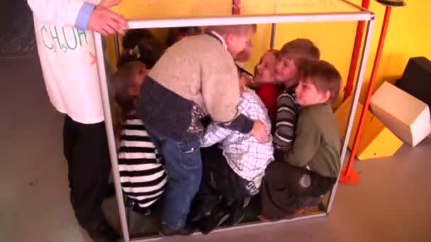 Kinderen in de kubus — Stockvideo