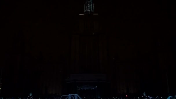 レーザー ショーのモスクワの州立大学の主要な建物の 4 d — ストック動画