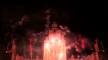 Moskova Üniversitesi üzerinde havai fişek