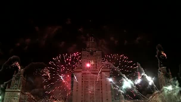 Fuochi d'artificio sopra l'università di Mosca — Video Stock