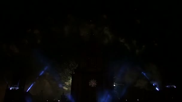 Фейерверки над Московским университетом — стоковое видео