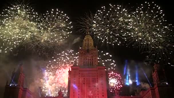 Fuochi d'artificio sopra l'università di Mosca — Video Stock