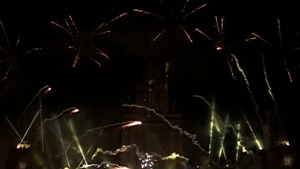 Fuochi d'artificio sopra l'università di Mosca — Video Stock