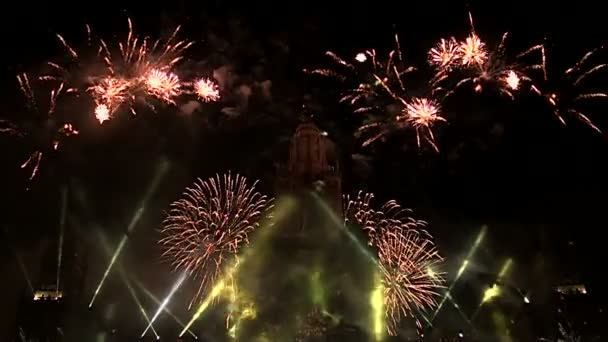 Фейерверки над Московским университетом — стоковое видео