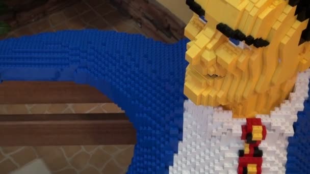 Mannen i naturlig storlek lego — Stockvideo