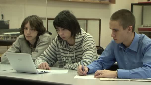 Grupo de estudiantes que realizan un examen en la sala de examen de la universidad — Vídeo de stock