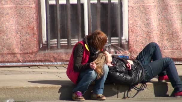 Δύο νεαροί φίλοι κορίτσι που κάθεται στα σύνορα — Αρχείο Βίντεο