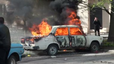 Şehir sokak araba motor kaputuna--dan ateş