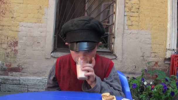 Chłopiec pije mleko — Wideo stockowe