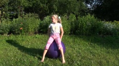 Kız topun üstüne atladı.