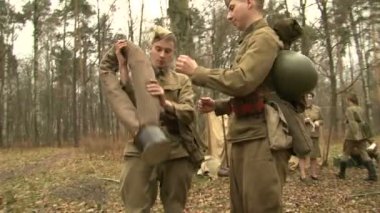 askerler kampta kat yuvarlandı.