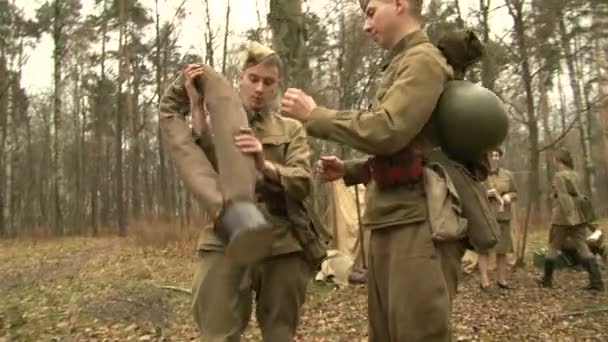 Солдаты в лагере свернули пальто — стоковое видео
