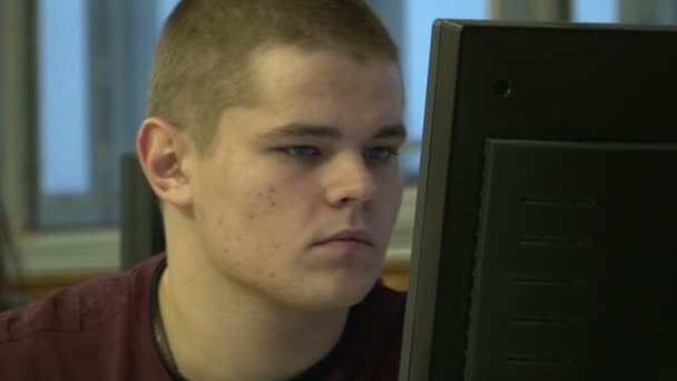 Studenten op de computer — Stockvideo