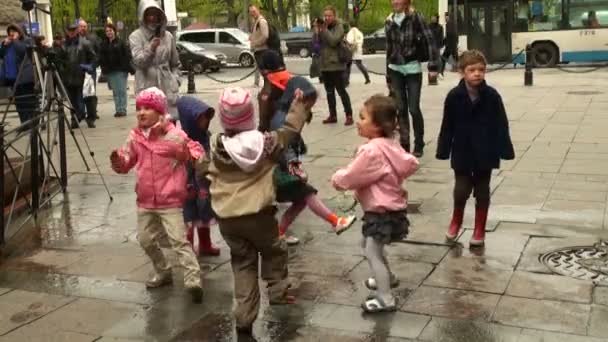 Kinderen dansen in de straat — Stockvideo