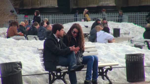 爱在一条长凳上的情侣 — 图库视频影像