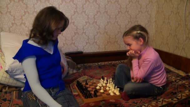 Mãe filha jogar xadrez — Vídeo de Stock