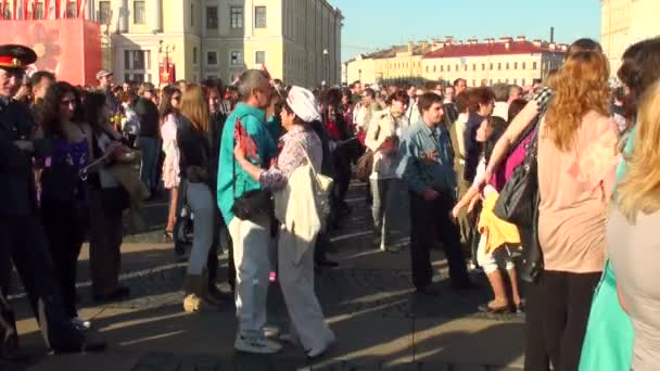 Танцы в отпуске — стоковое видео