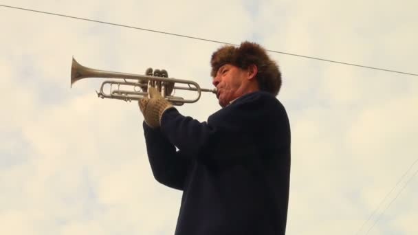 Trompetista tocando en la calle — Vídeo de stock