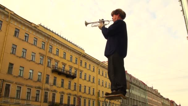 Trumpeter playing in the street — Stock Video