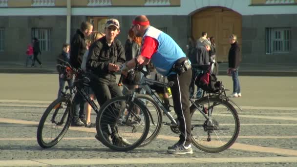 自転車を都市の友人 — ストック動画