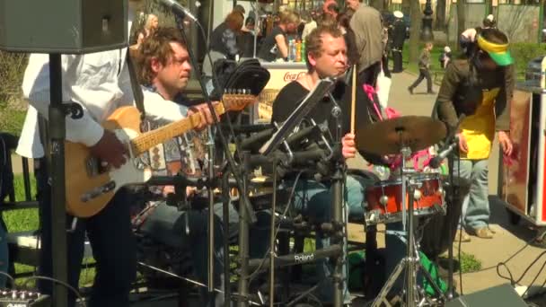 Solist des Ensembles mit einer Gitarre — Stockvideo