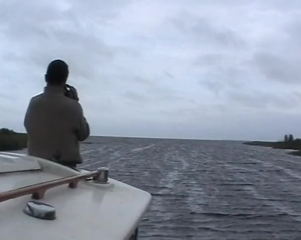 Barco en el lago Ladoga — Vídeo de stock