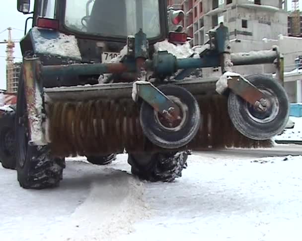 Cepillo en un tractor para limpiar calles — Vídeo de stock