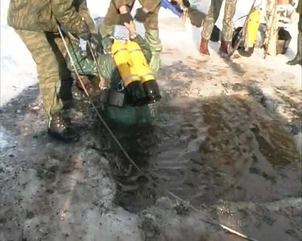 Ныряльщик кожи погружается под воду — стоковое видео