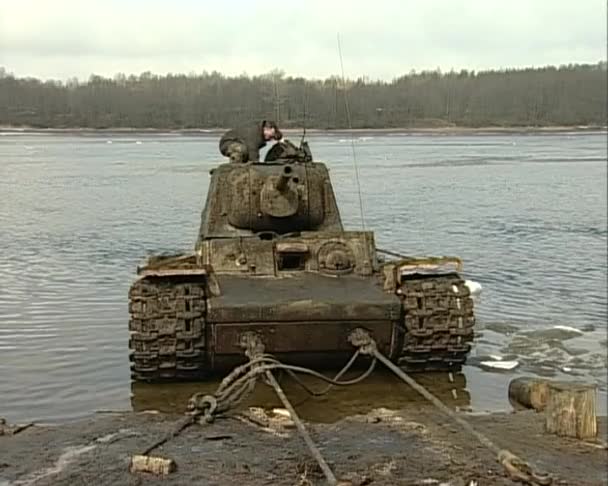 Βυθισμένη δεξαμενή kv-1 τραβηκε από τον ποταμό — Αρχείο Βίντεο