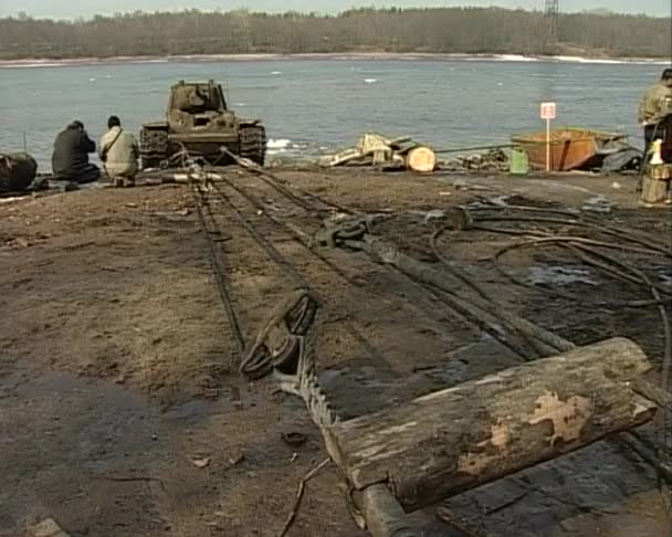 下沉式坦克 kv-1 被拉扯了从河 — 图库视频影像
