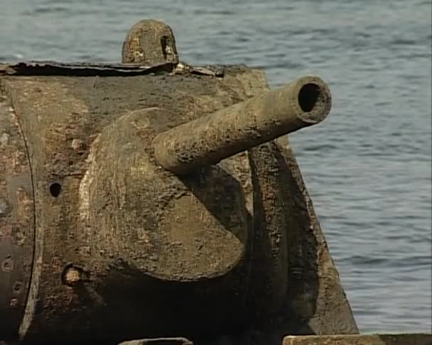 Versenkter Tank kv-1 wurde aus dem Fluss gezogen — Stockvideo