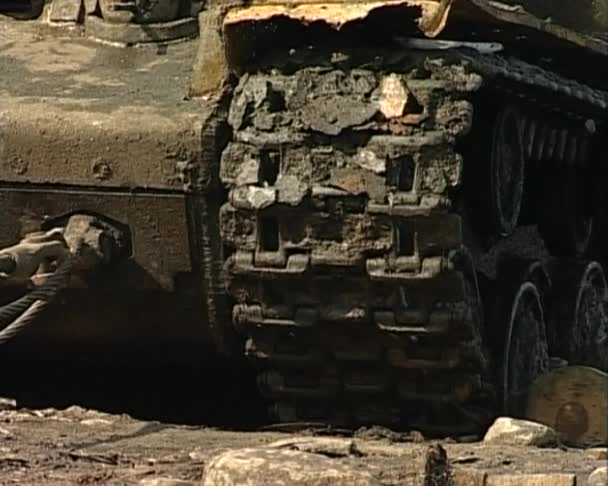 Tanque afundado KV-1 foi puxado do rio — Vídeo de Stock