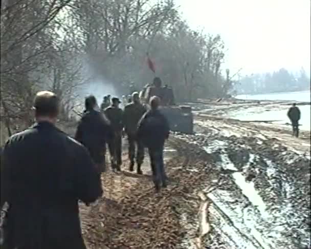 Potopené tanku kv-1 byl vytáhl z řeky — Stock video