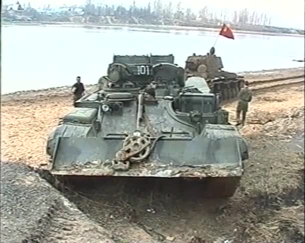 Batık tank kv-1 nehirden çekildi — Stok video